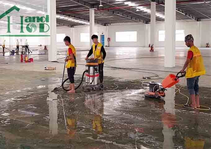 Nhân viên công ty vệ sinh QD đang vệ sinh nhà xưởng rộng 2000m2